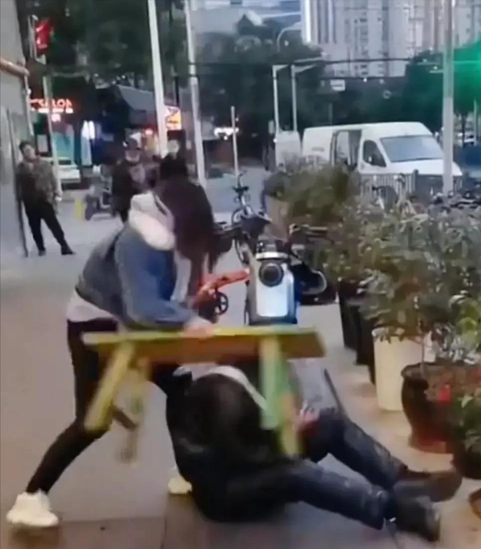 广州醉酒男子暴打女性被特警制服,上海女子殴打15岁男性