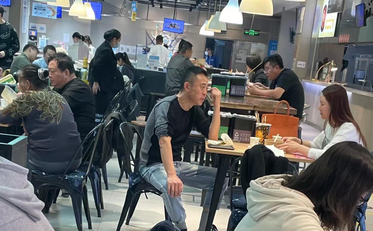 侯勇携三婚老婆在超市吃快餐!女方素颜白皙紧致,背17万包显阔气