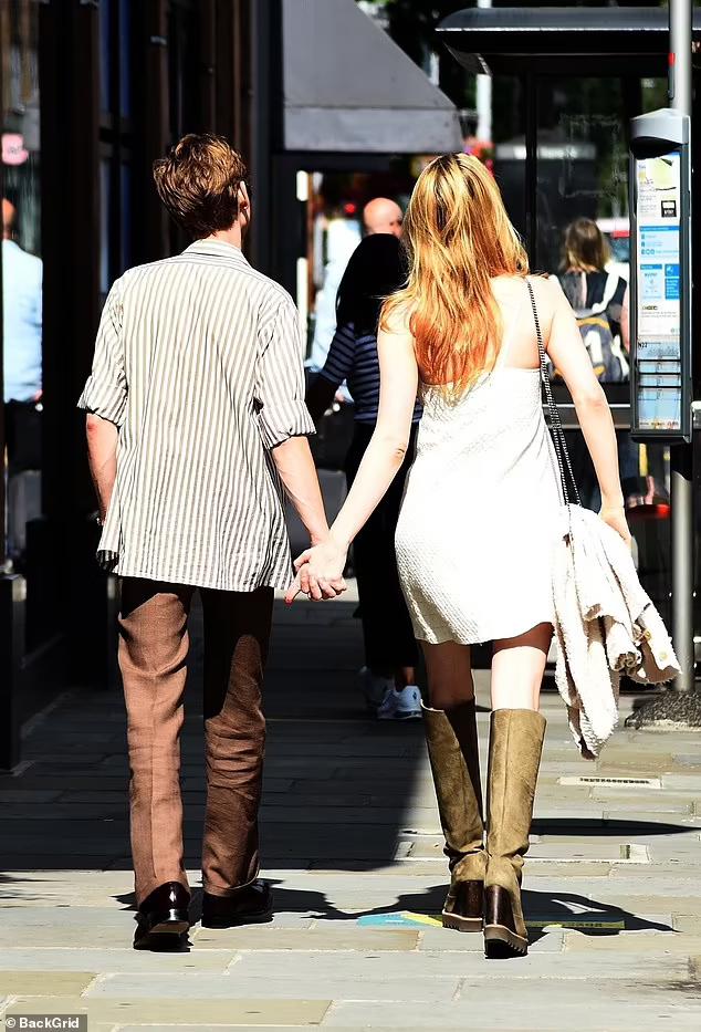 两次甩掉马斯克，绝美女星和英国最帅童星官宣！甜到像拍偶像剧