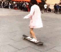 搞笑一刻:美女这波操作我还没见过,难道这样上车有什么说法?