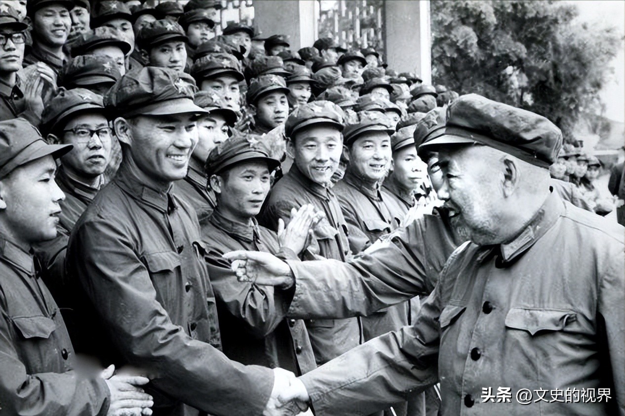 52年毛主席参观孔庙，饶有兴致地考了旁人一题：可知孔子姓什么？