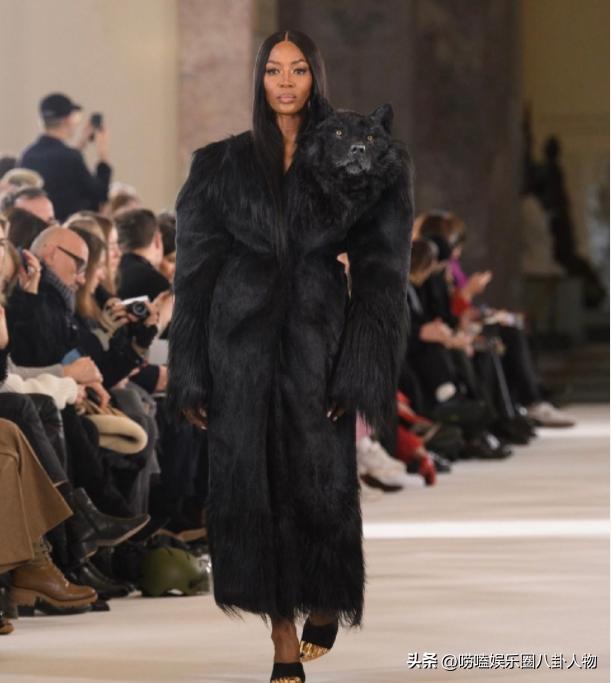 37岁伊莲娜吊打卡戴珊家金小妹，肩抗狮子头好轻松，自己赚钱真爽