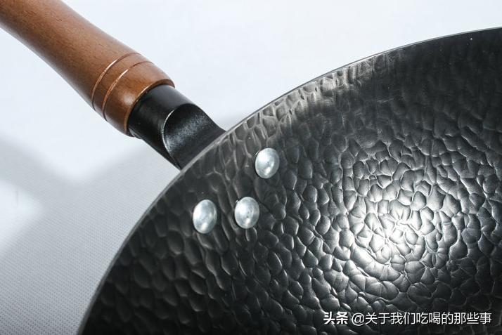 买铁锅时怎么分辨锅有没有涂层,生铁熟铁不粘锅怎么开锅