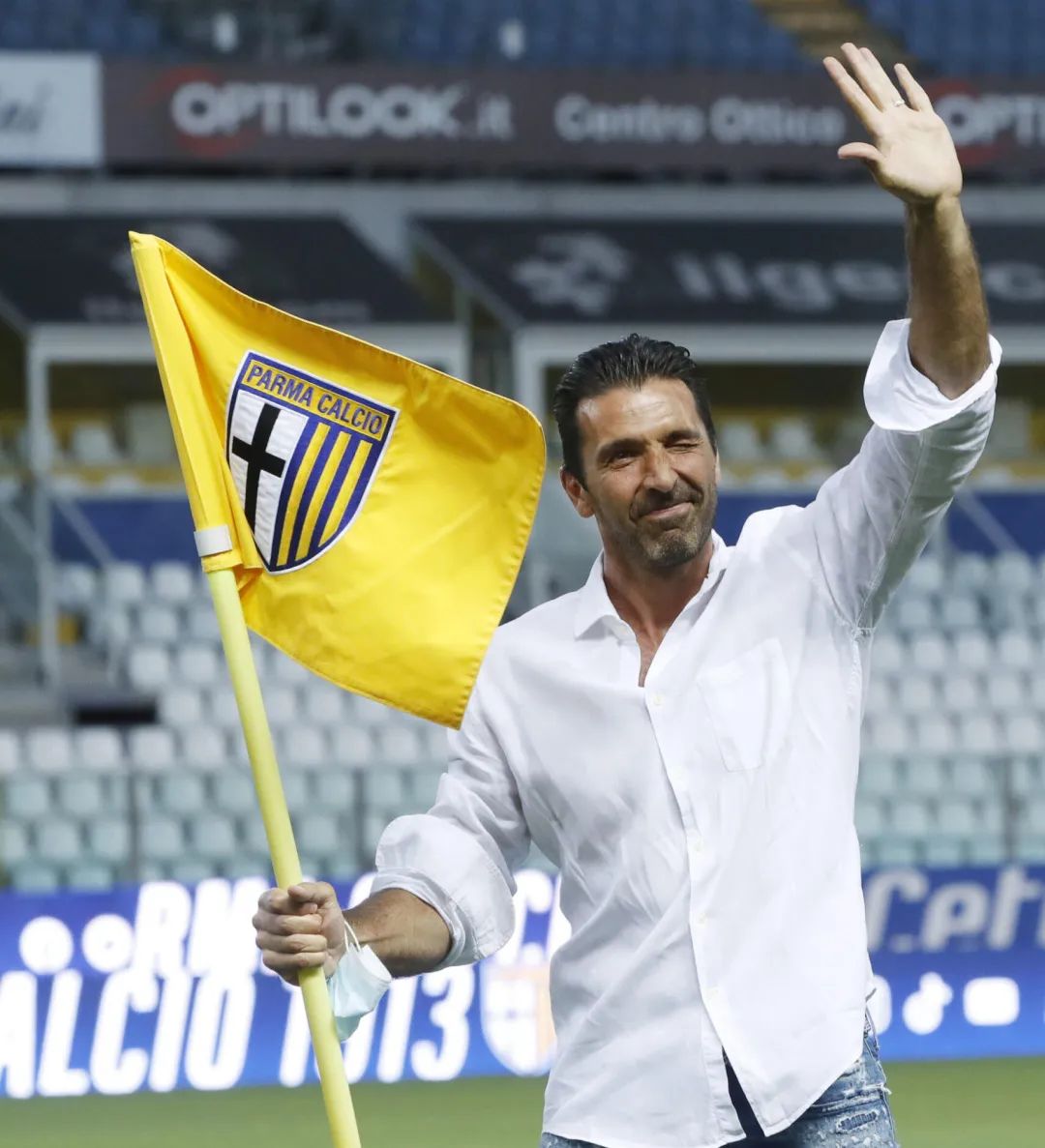 再无小将45岁布冯宣布退役,布冯访谈节目视频