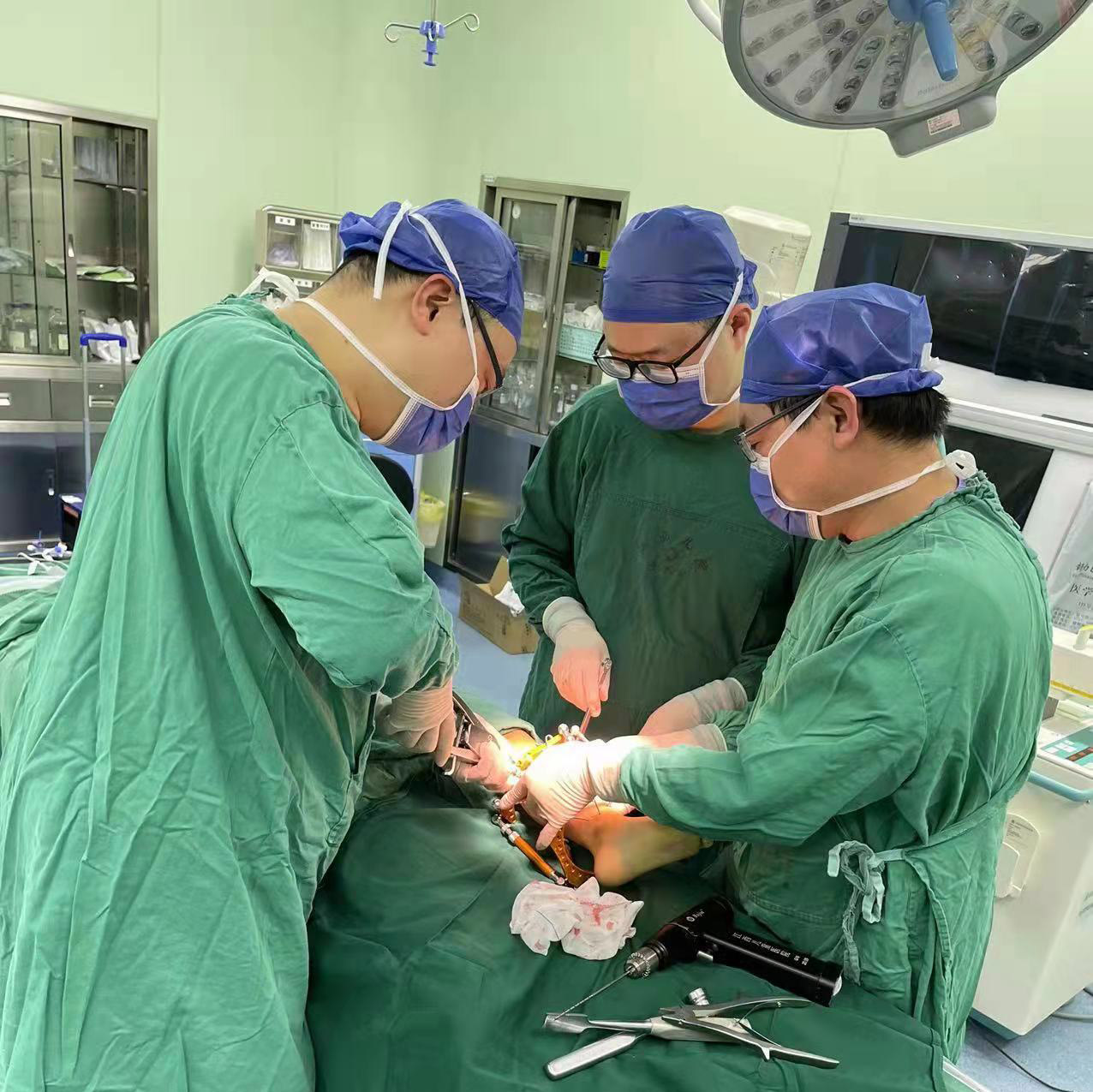 小儿骨科足内翻手术,双足内翻畸形手术