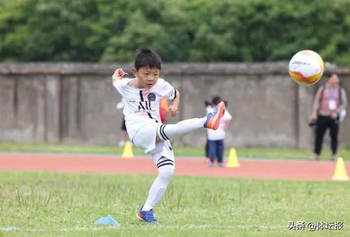 800余名“足球宝贝”在台州秀一场