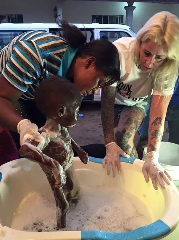 2016年，那个被白人美女喂水喝的非洲男孩，6年后的他怎么样了？