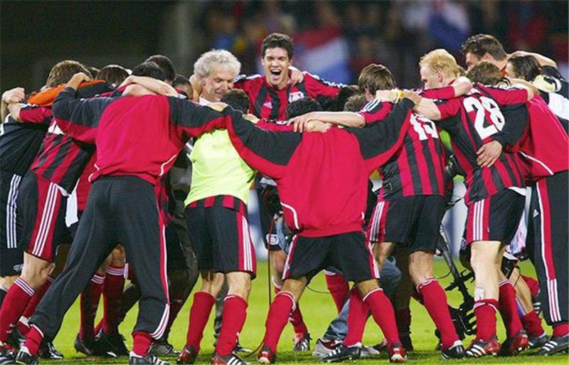 承诺不去拜仁，拒绝巴萨尤文，德国多面手被忠诚耽误，退役时零冠