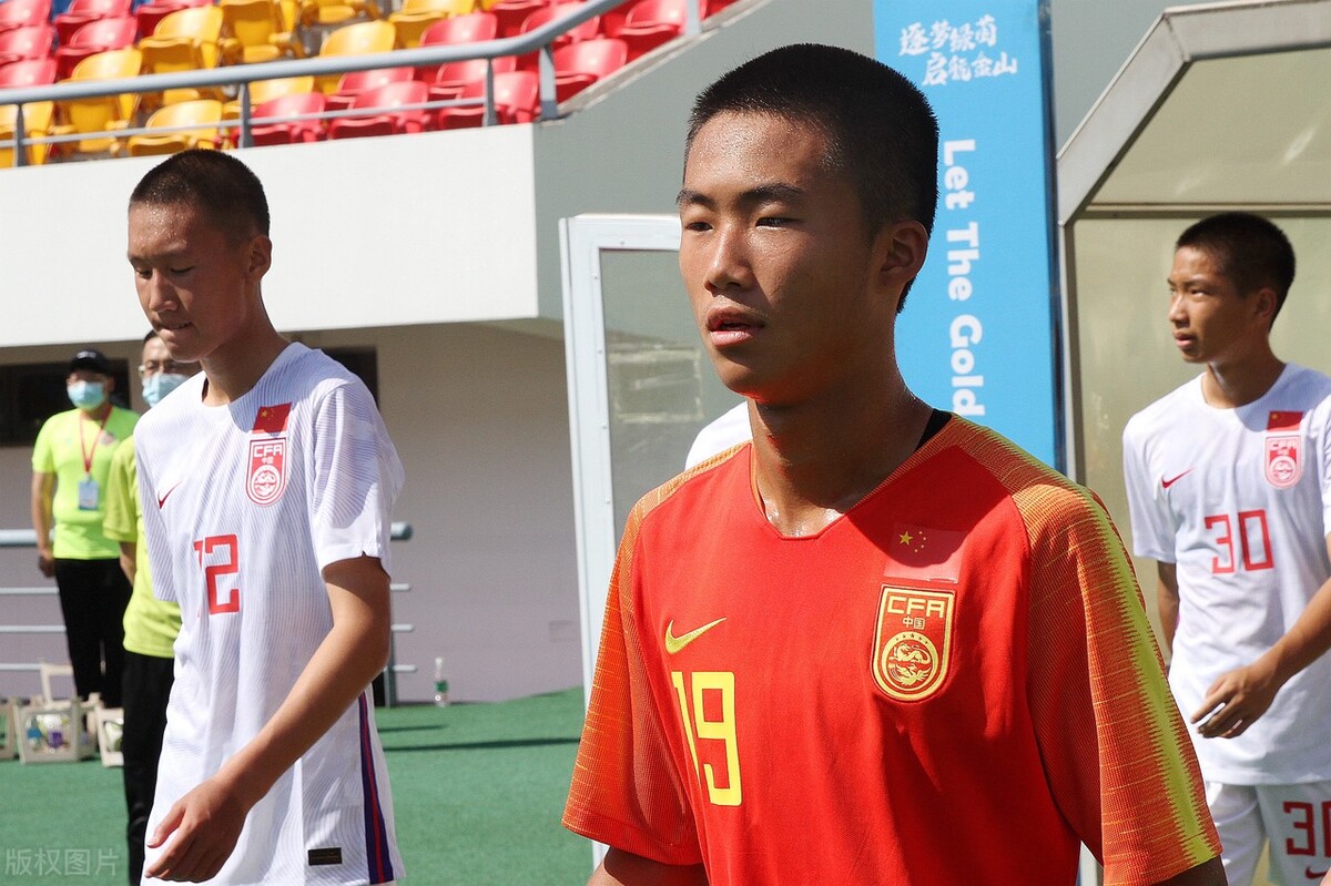 杨晨带领国足u16剃寸头,杨晨犹如一道闪电划过中国足球