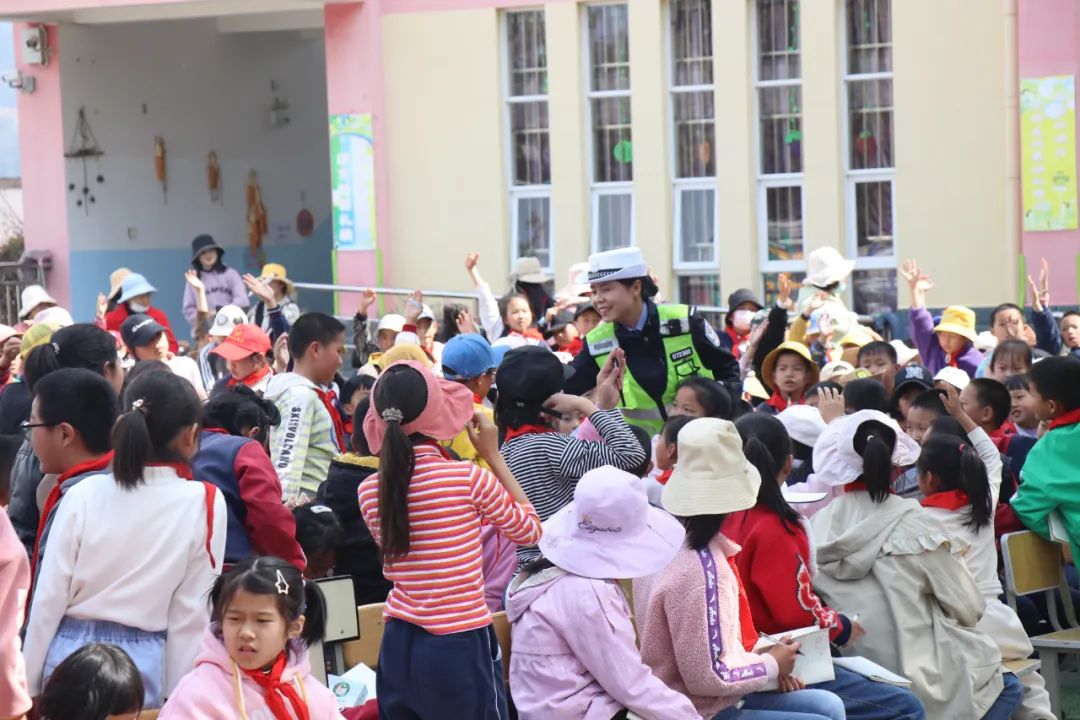 交通安全教育宣传进村居活动,平安童行交通安全进校园主题活动