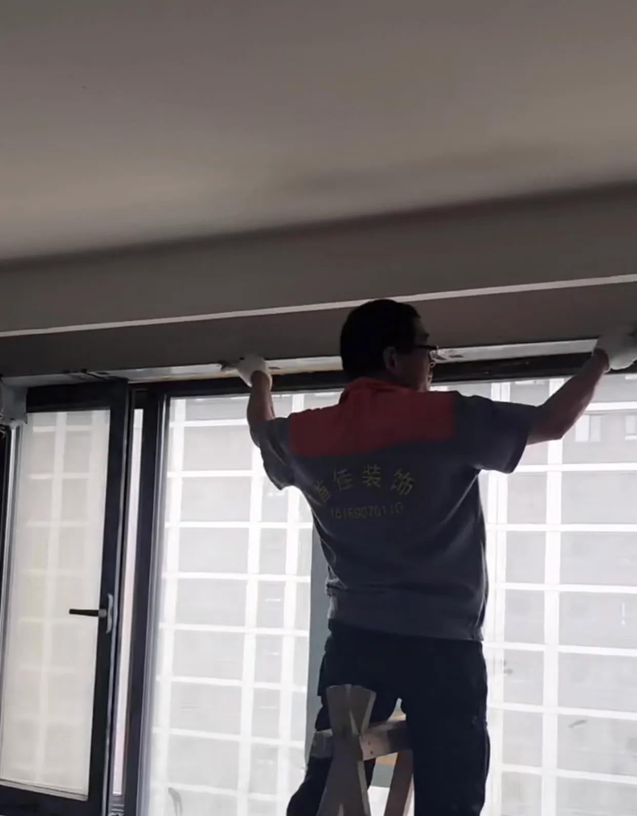 跑了10个工地现场,我终于明白了实木烤漆窗套和不锈钢窗套的区别