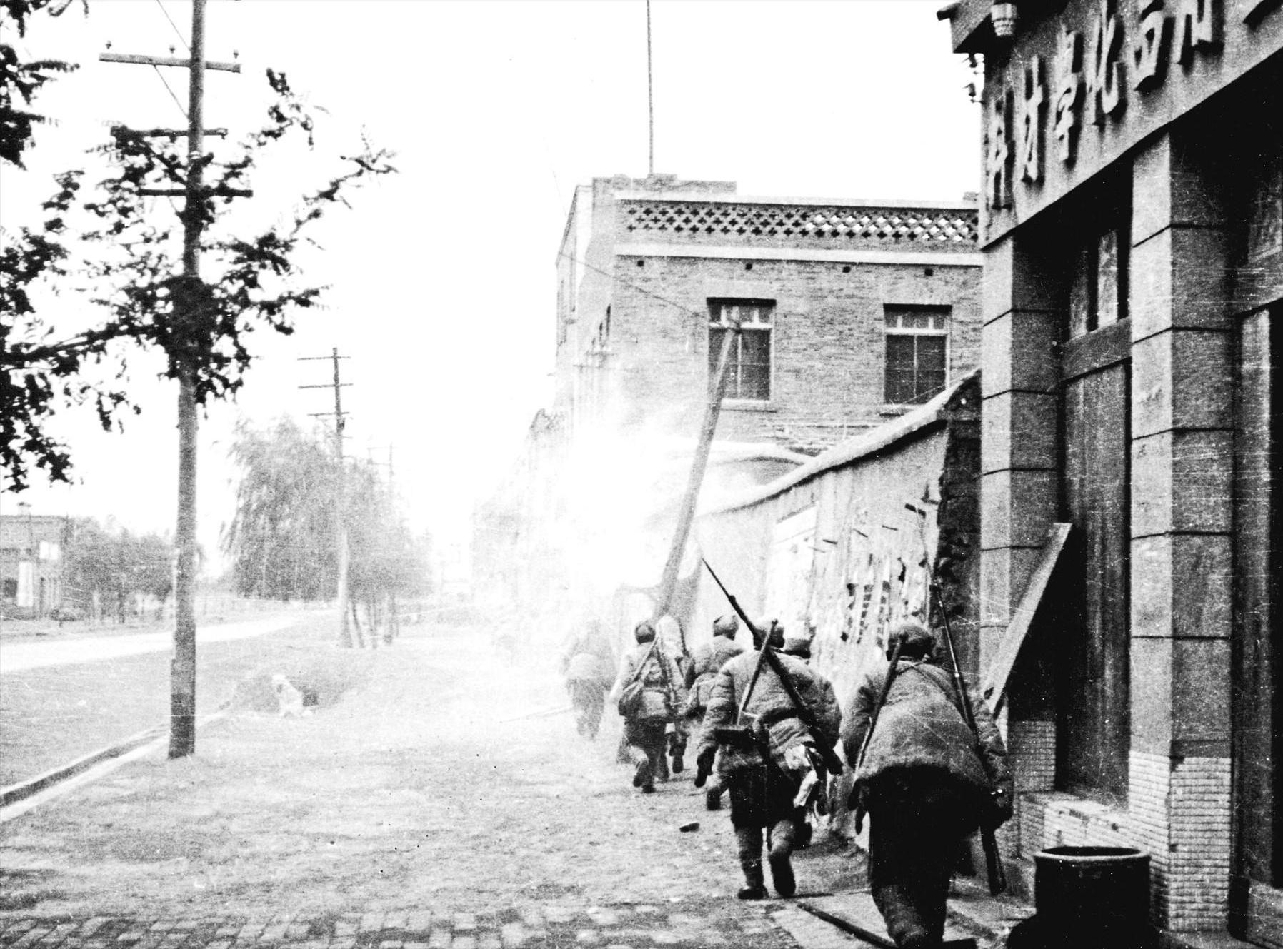 15个鬼子藏身窑洞顽抗，曾美下令全部活埋：没投降不算俘虏，杀