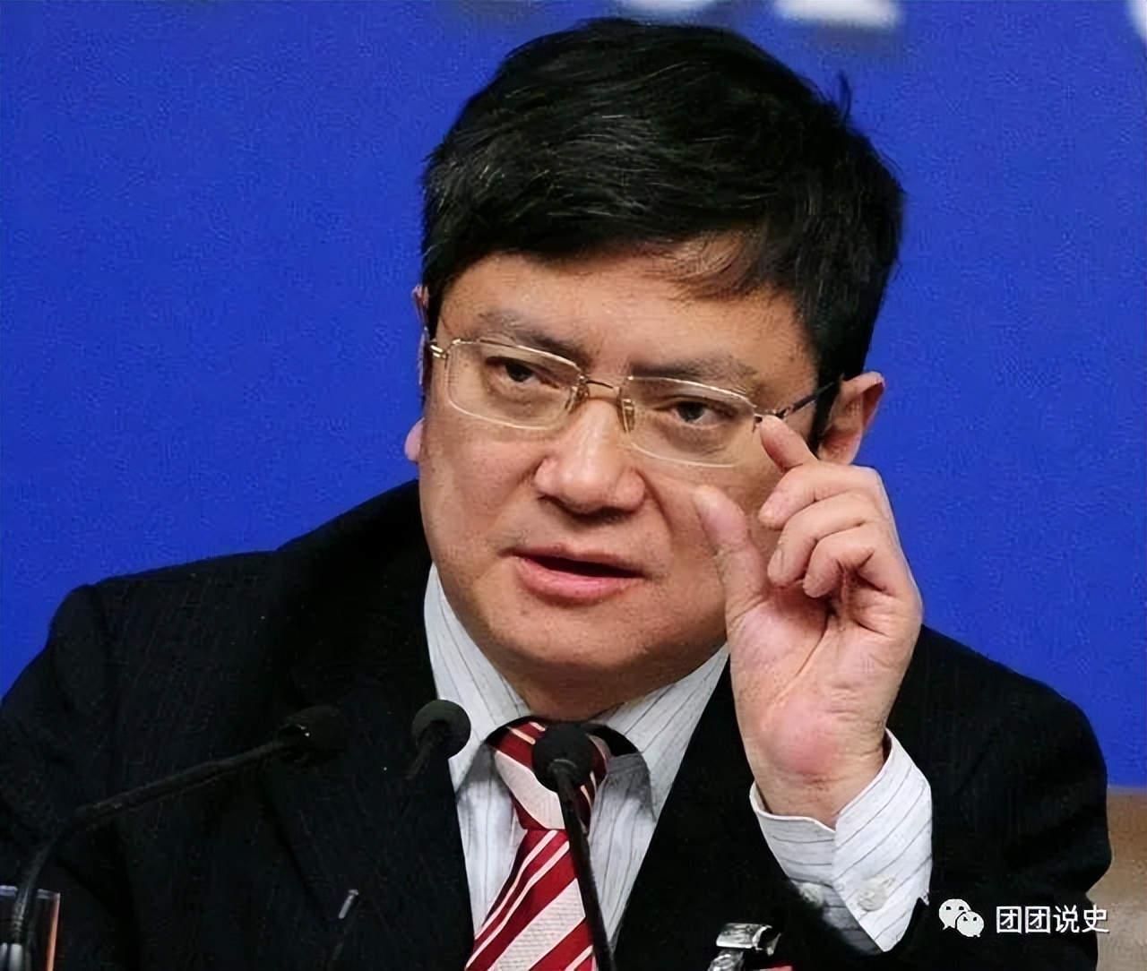 大学校长郑强到食堂吃饭，一个女生：“强哥，我有件事拜托你！”