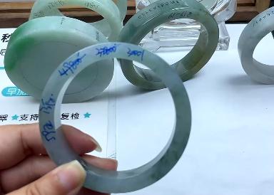 翡翠手镯表面有坑和划痕正常吗,翡翠手镯避裂镶金