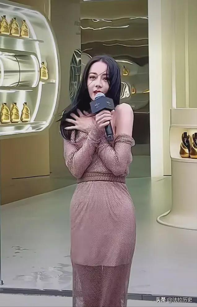“半露酥胸”却还要捂着，脸皮薄到不自在，迪丽热巴遭网友群嘲