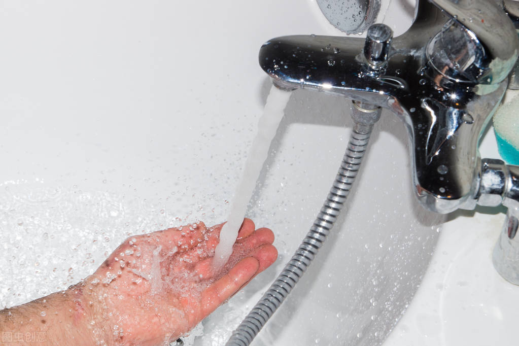 冬天用冷水淋浴能代替冬泳吗,冬天用冷水洗澡会不会感冒