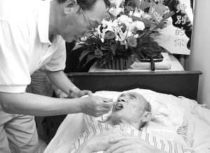 老人蹬三轮捐35万，助300多贫困学子圆梦，死后获感动中国特别奖