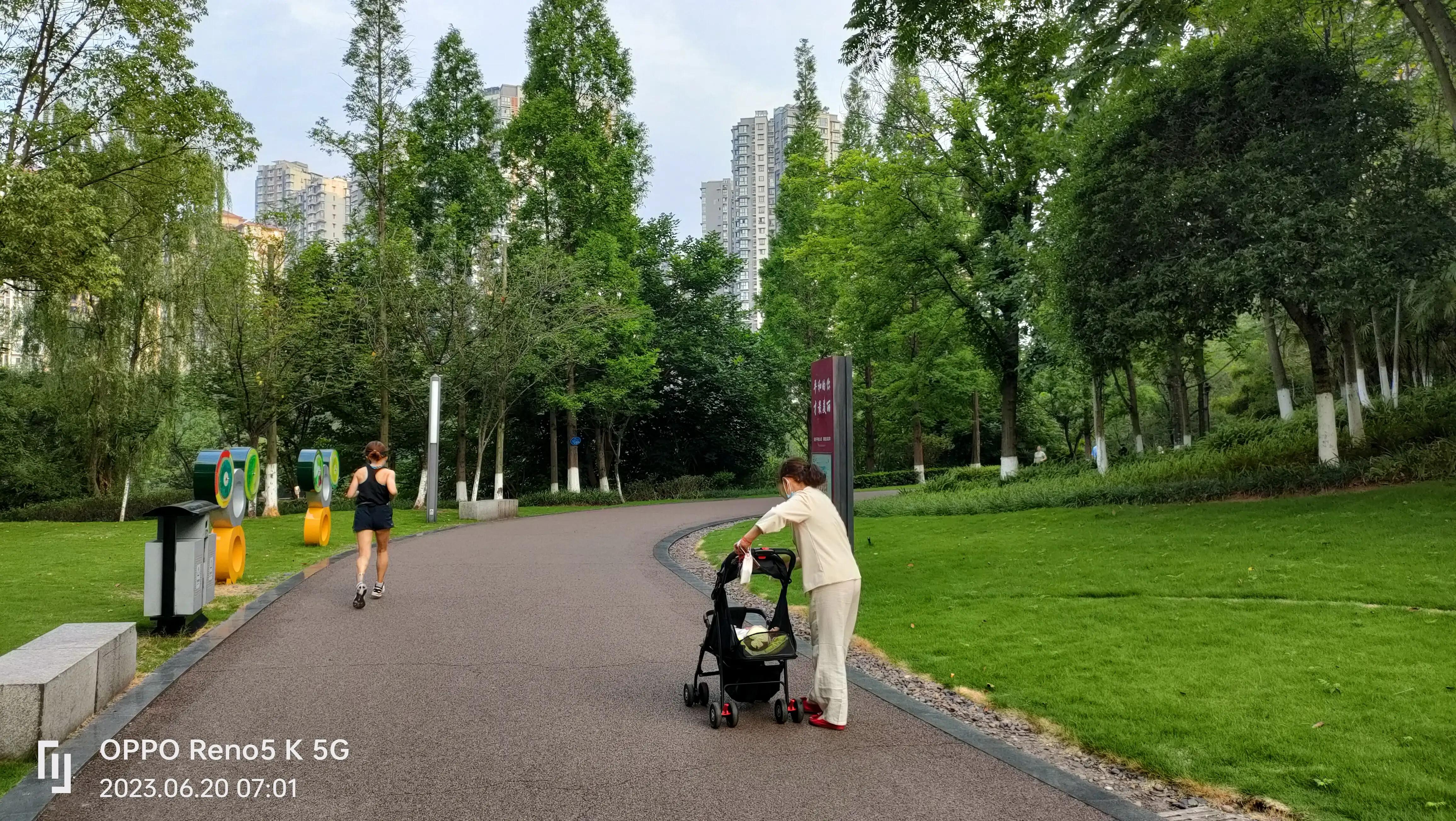 南湖公园湖畔美景,蓝天白云青山绿地天然氧吧