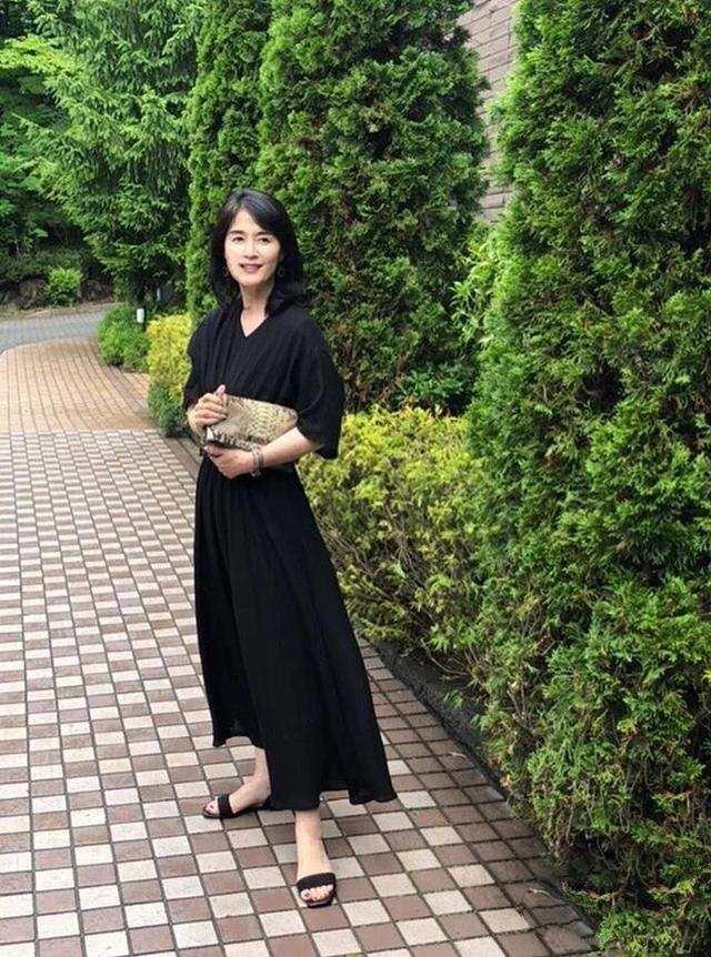 中年妇女穿裙子还是穿裤子好,中年女人穿裙子搭配什么鞋