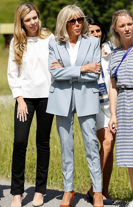 G7峰会冯德莱恩成时尚黑马!穿粉色西装亮相太美,不输第一夫人们