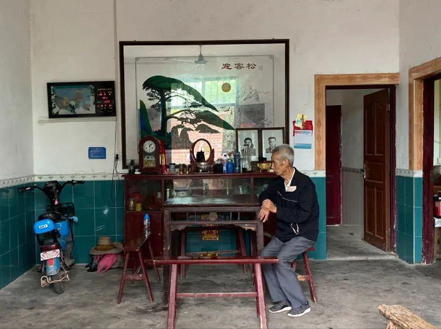 男老师因“强奸”女学生入狱10年，出狱后，女学生集体为老师喊冤