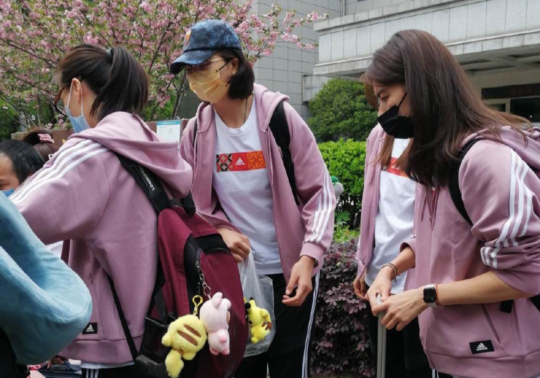 中国女排安全抵达漳州！粉色队服扎眼，李盈莹紧跟蔡斌身后