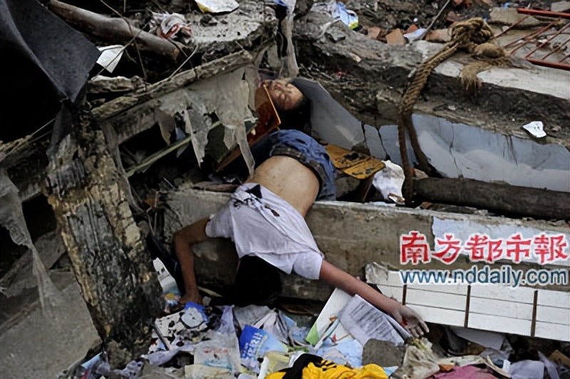 给外国人看汶川大地震感人瞬间,汶川大地震中震撼人心的军人视频