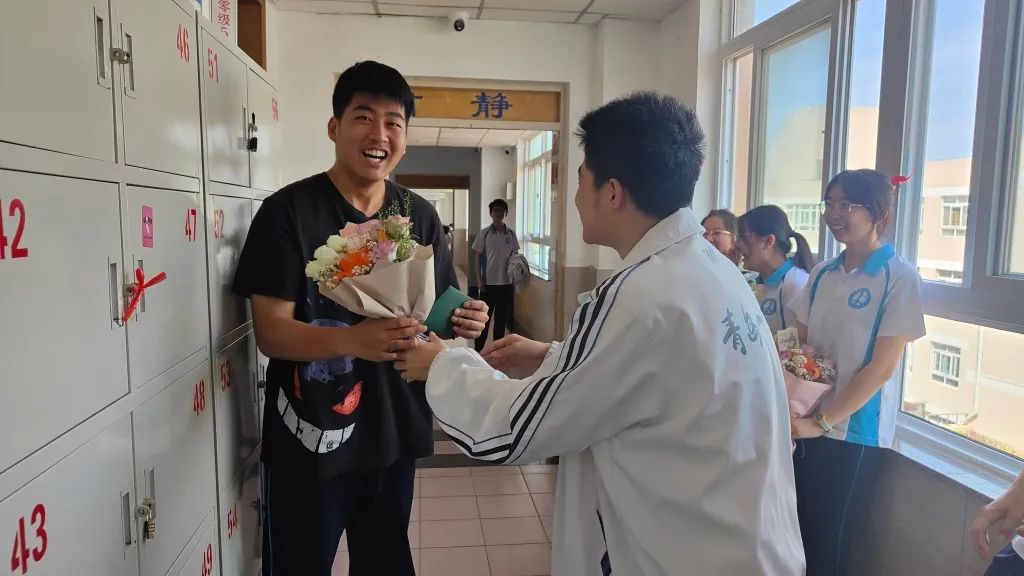 刚刚，青岛5万多勇士霸气走进战场！少年，此去何求？夺盛名、拔头筹、争魁首、独占鳌头！