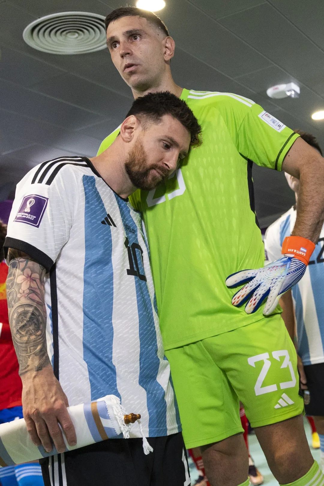 梅西与大力神杯擦肩而过,梅西背后的阿根廷