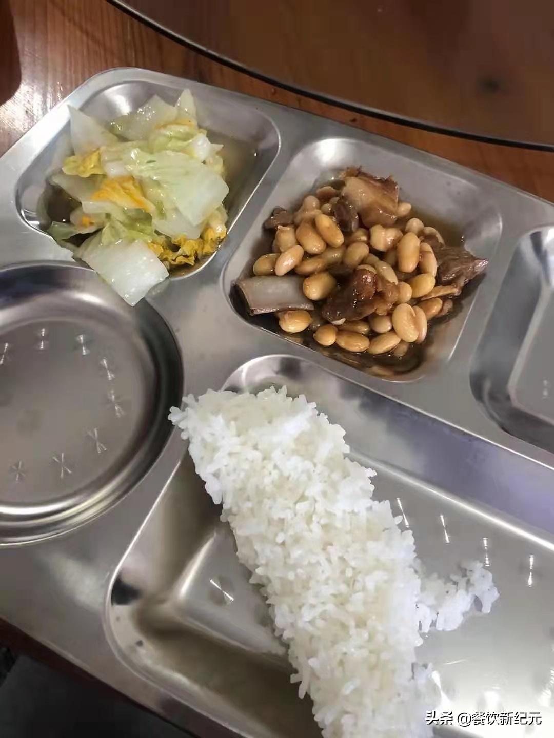小伙吐槽食堂,吐槽厂里伙食不好