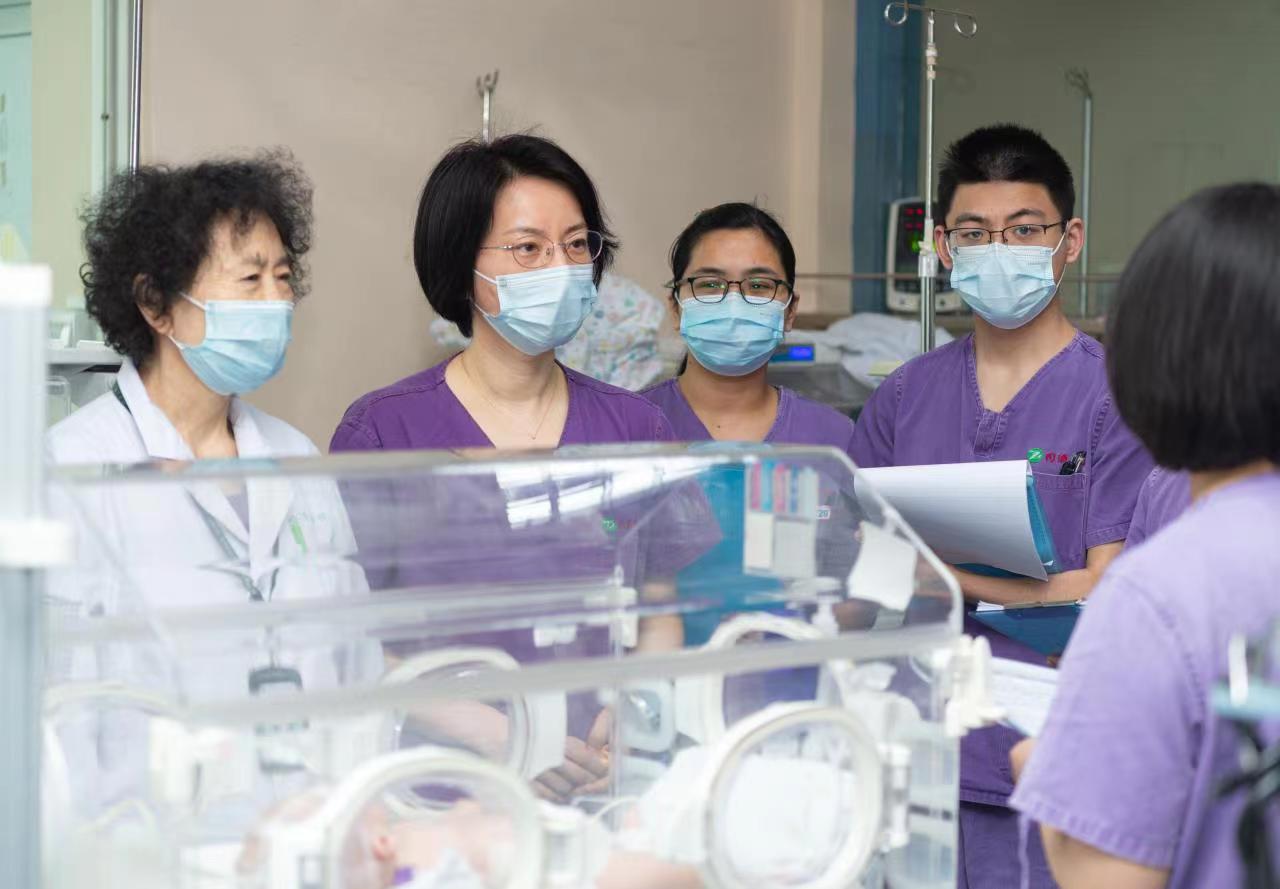 新生儿脐膨出手术后有后遗症吗,新生儿脐膨出长大后肚皮能修复吗