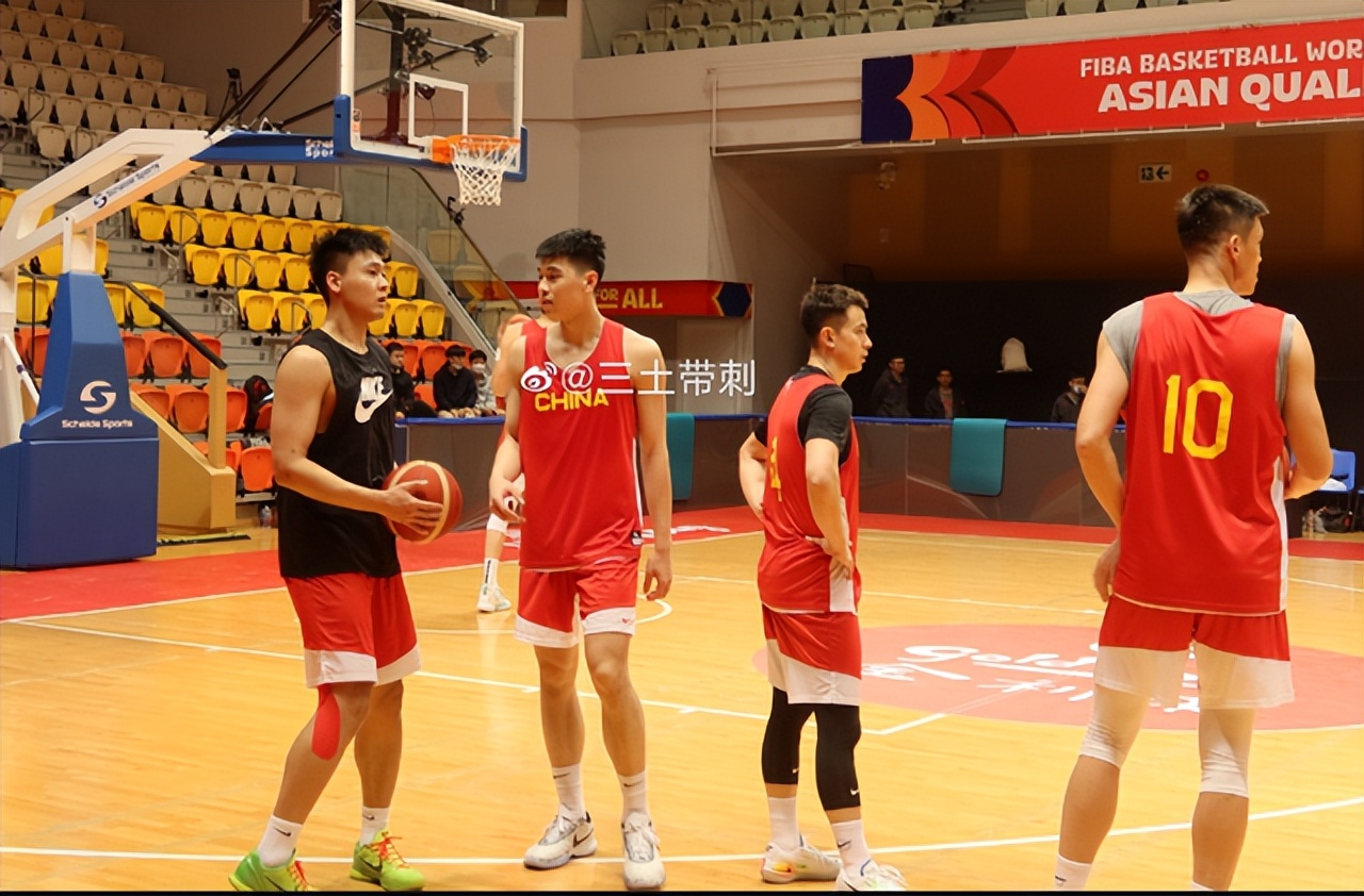 男篮12人解读：4后卫常规搭配，曾凡博落选不意外，周琦挑大梁