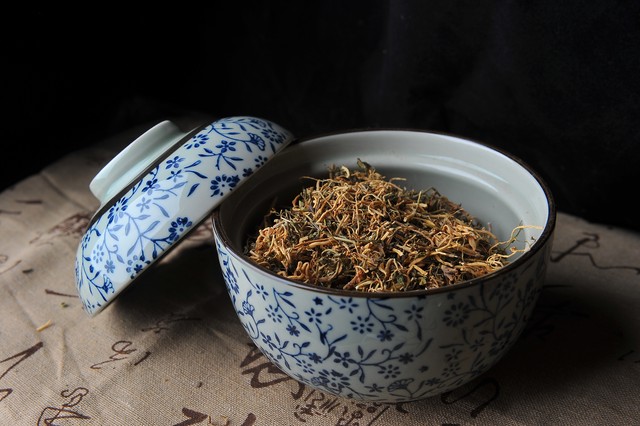 尿少尿黄尿无力伴有手指有些肿胀,尿少下肢浮肿是怎么回事