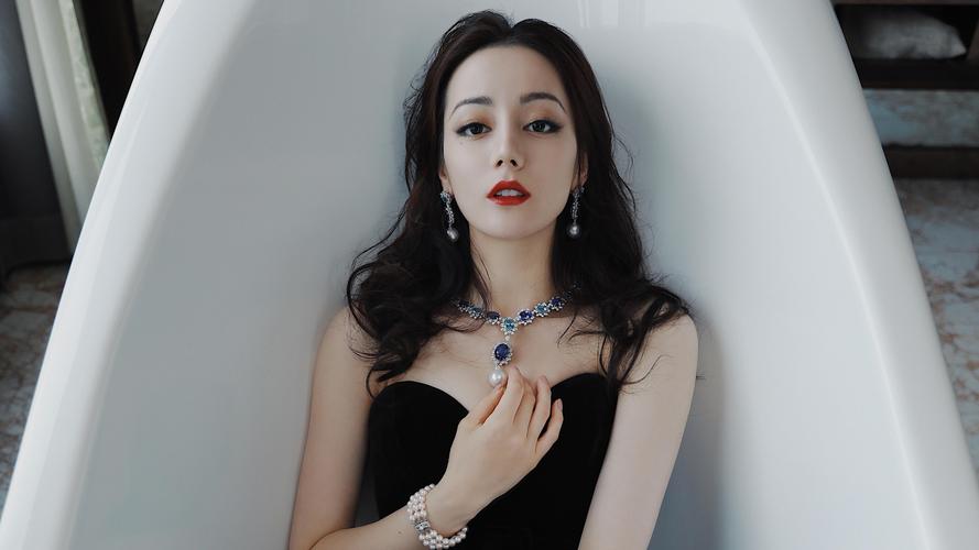 “酥胸半露”却偏要捂着,故作矜持,有一种尴尬叫迪丽热巴玩性感