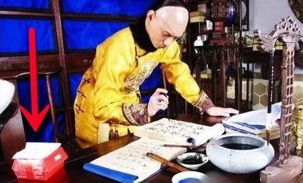 洒枸杞假装喷血、演尸体玩手机，这些穿帮镜头好敷衍，个个离谱