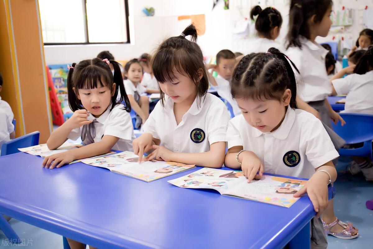 教师风采用爱温暖每一个孩子,教师风采小学教师