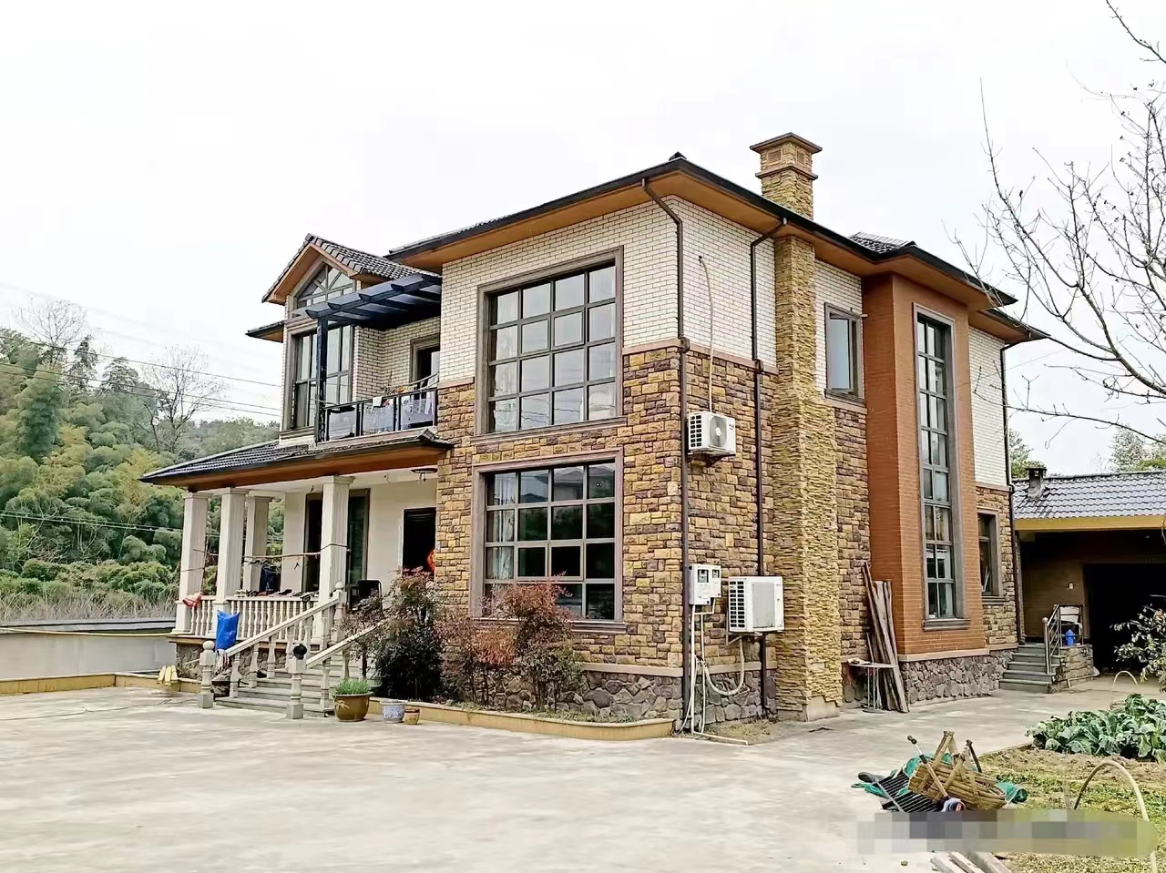 一个人养鹅一年赚多少钱,农民养鹅5年终致富轻松年入15万