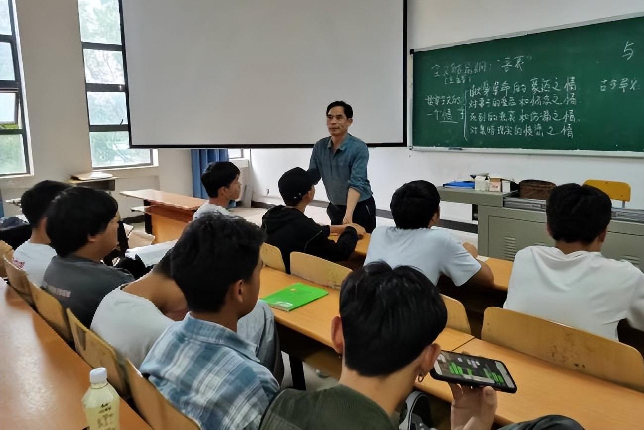 43岁农民陪女儿高考成大学辅导员,农民陪女儿高考