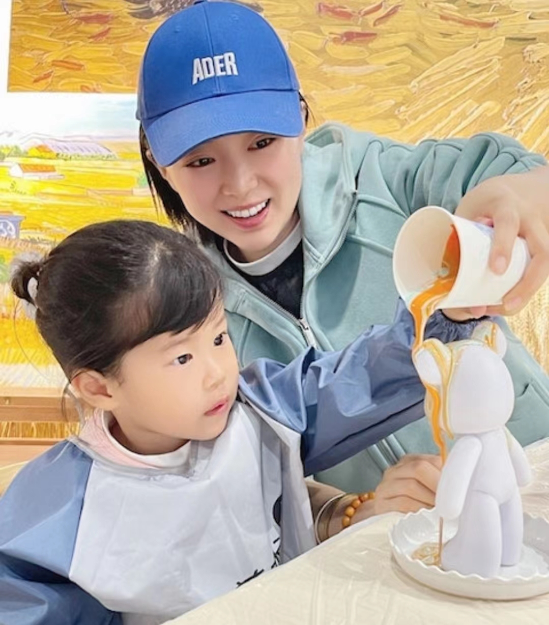 好心做坏事！TVB前女星带女儿郊外大量放生牛蛙，被网友批没常识