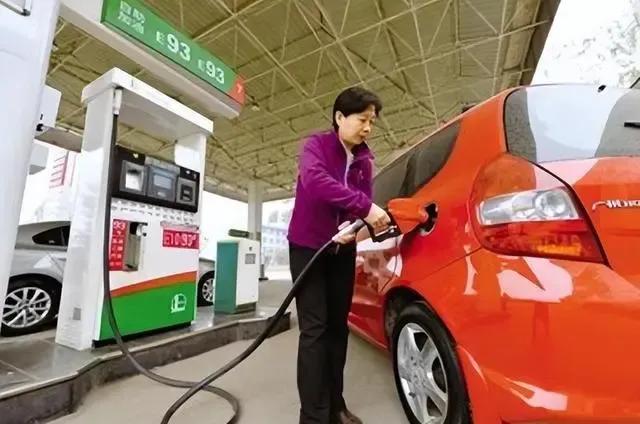 为什么私人加油站油便宜又耐烧呢,加油站加油免费洗车有猫腻吗