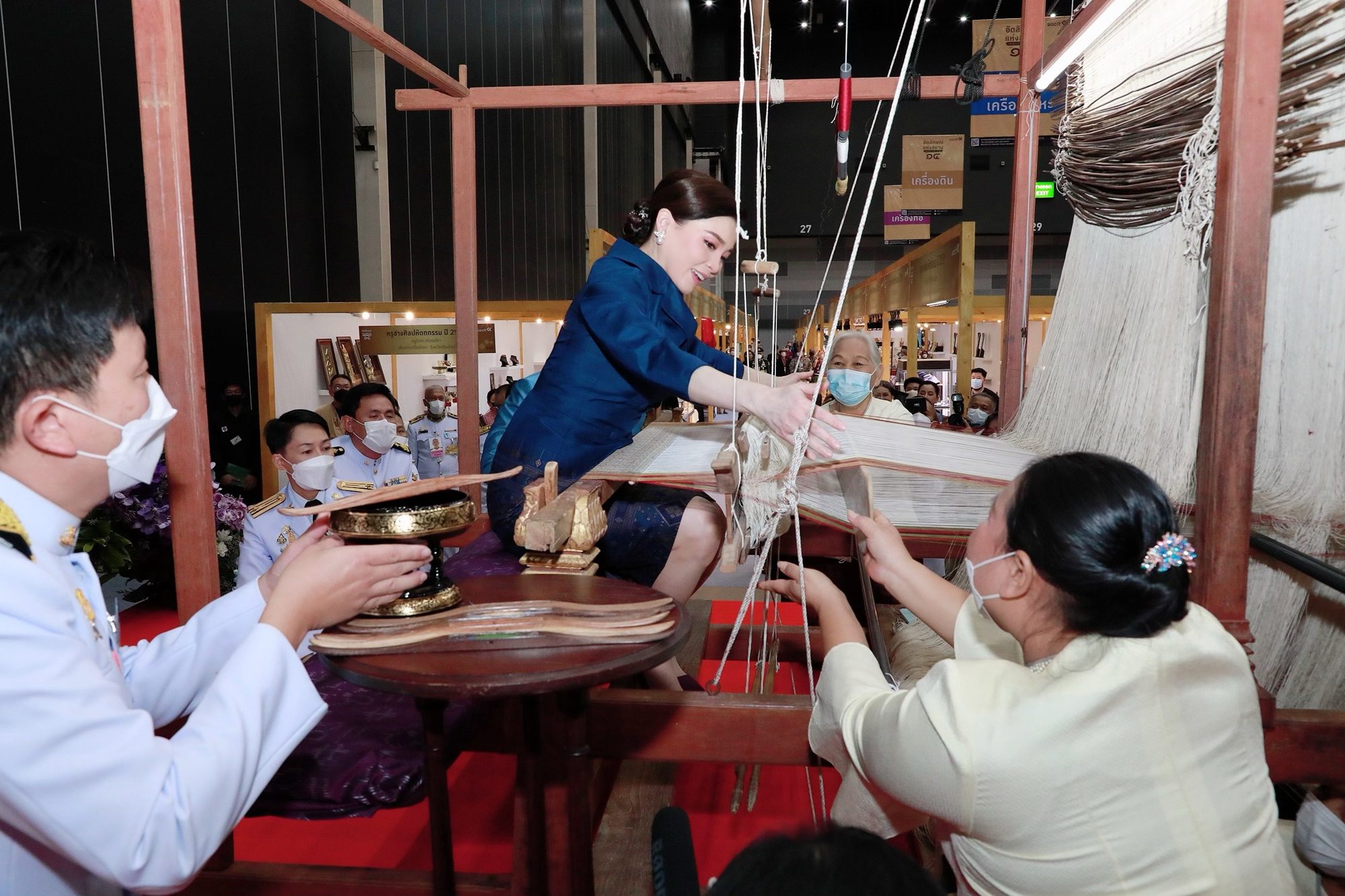 苏提达穿搭越来越新潮,苏提达穿礼服裙佩戴珠宝