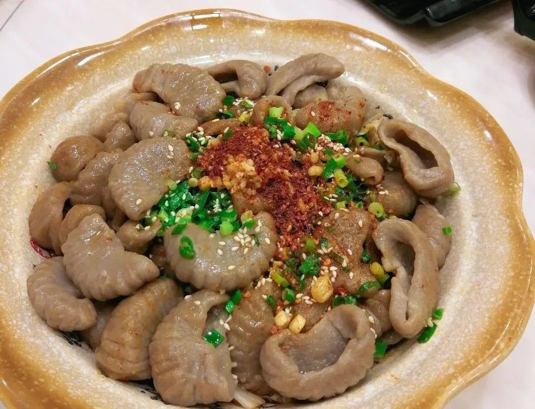 药王故里美丽铜川,踢着足球骑摩托