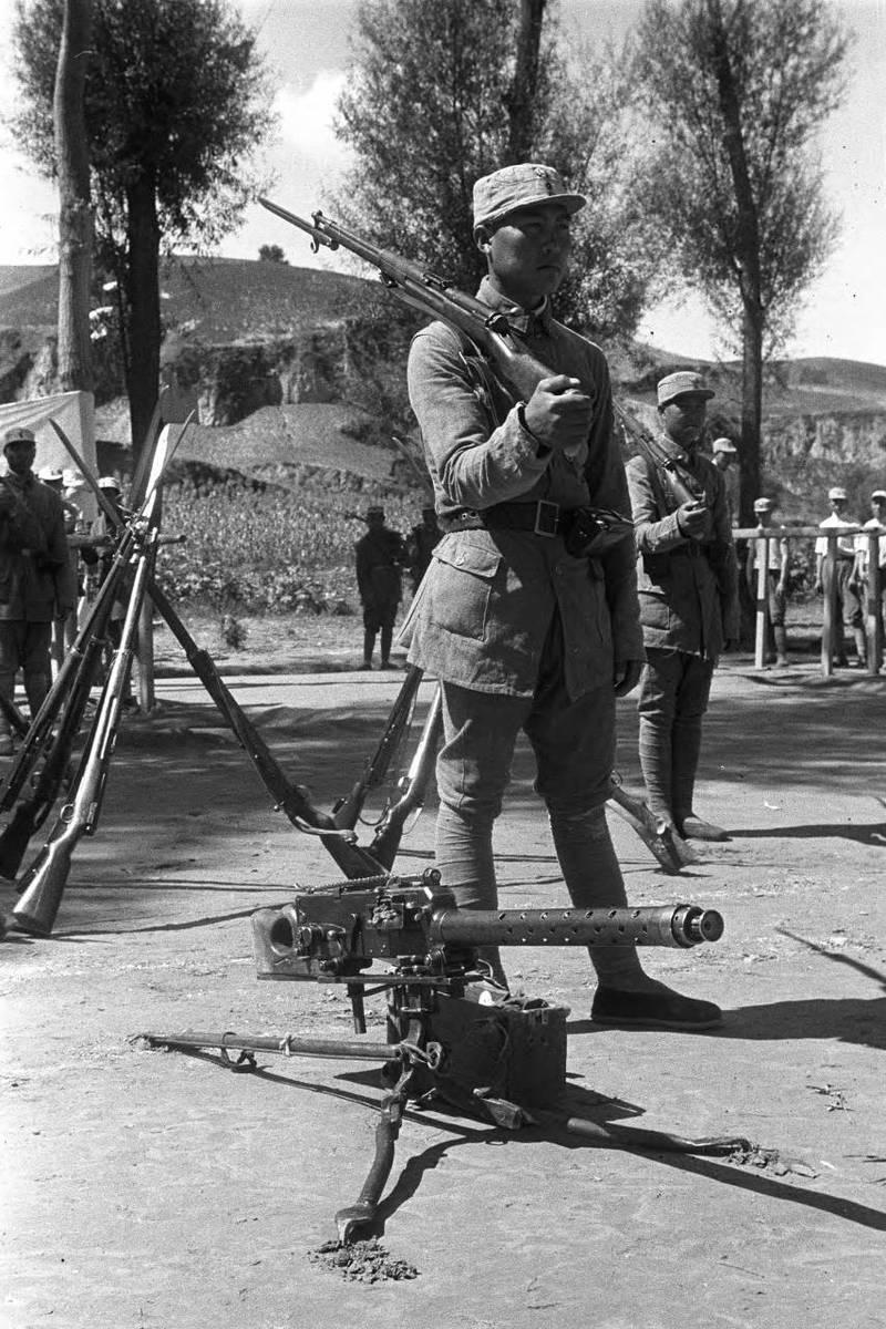 老日军女兵老照片,女子身着日本侵华军装露脸