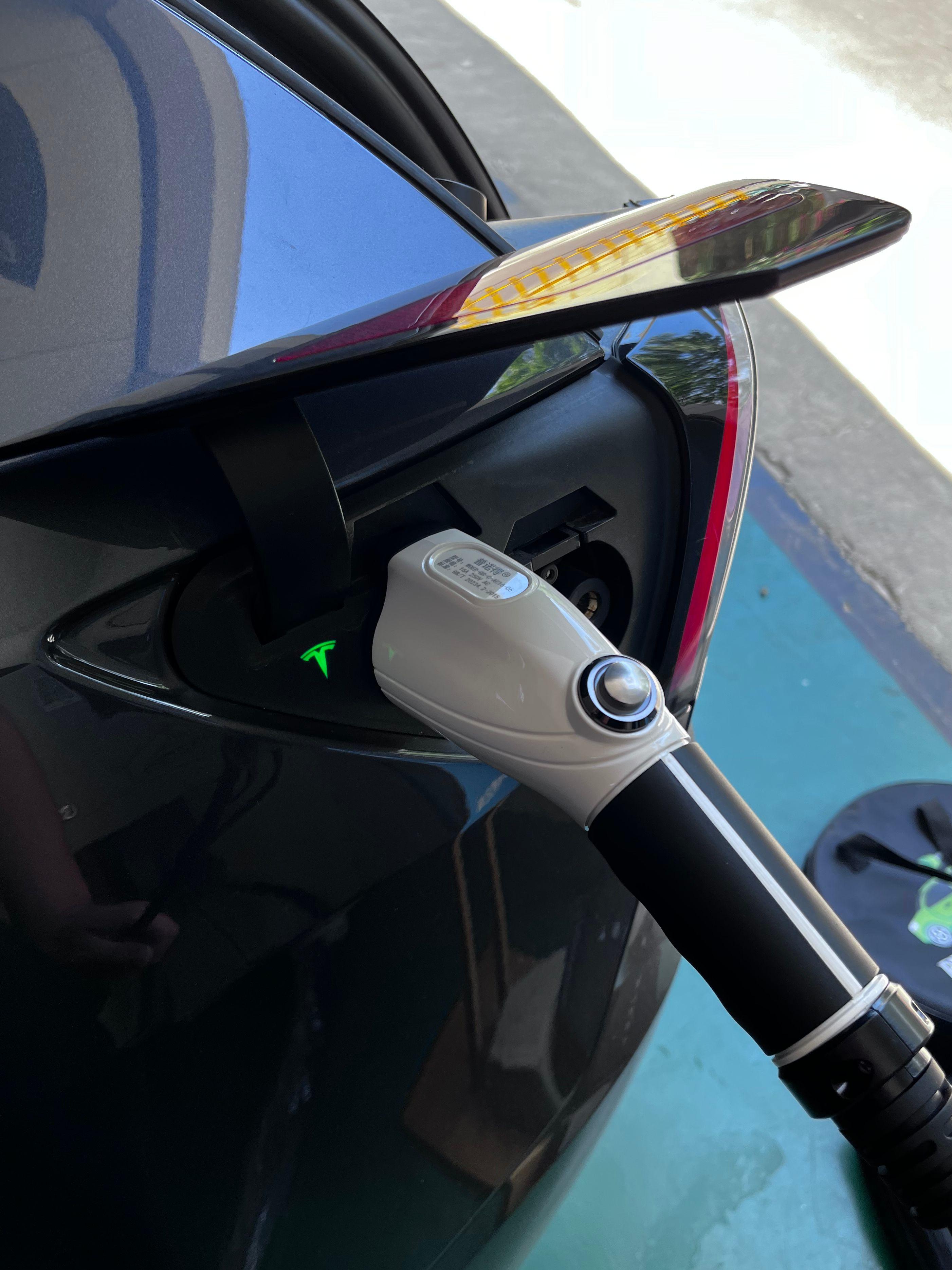 modely买充电桩还是随车充,modely充电桩和随车充