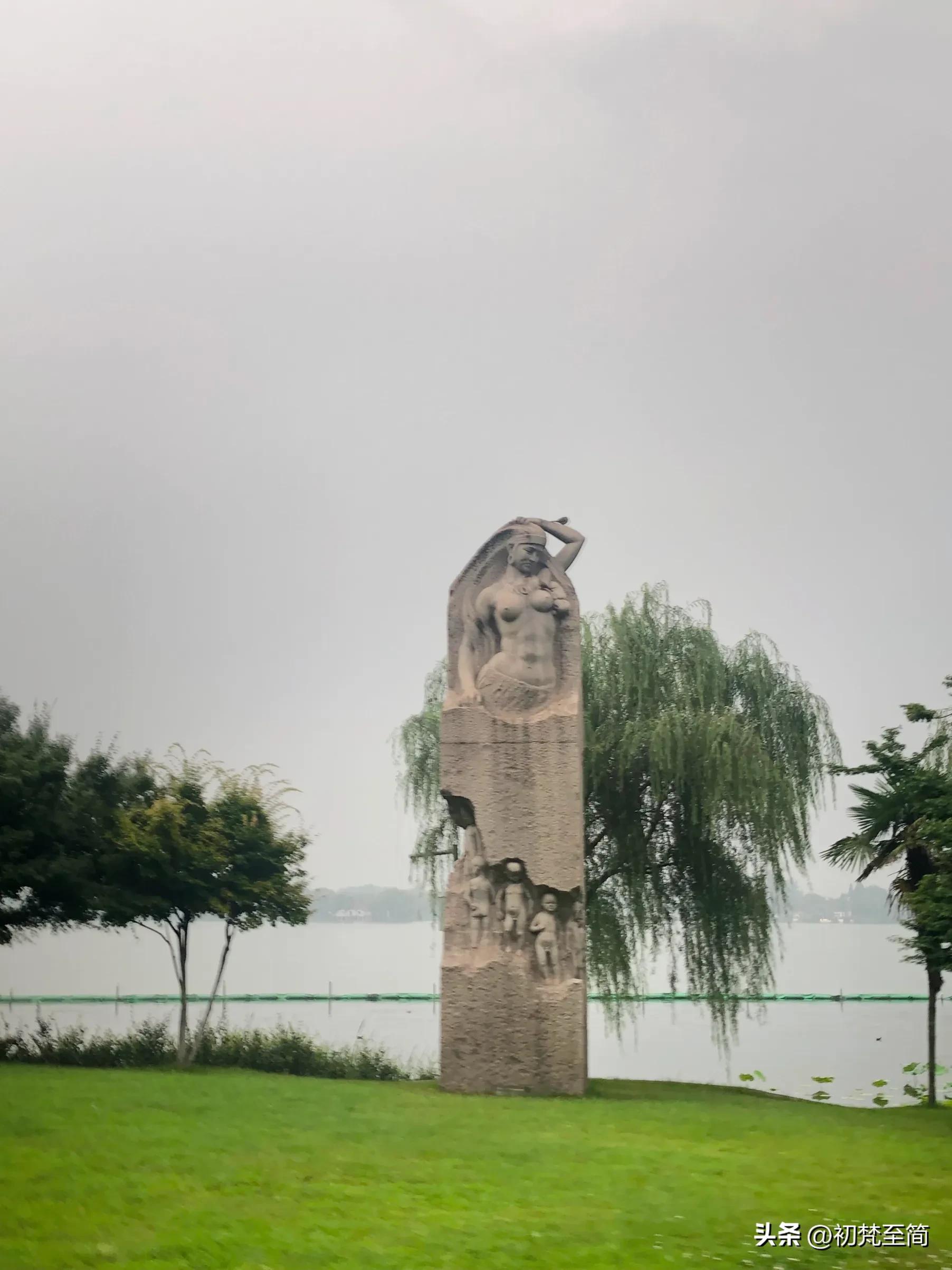 雨中的湖畔风景,雨中的湖畔山色