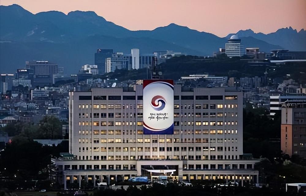 韩总统被*听窃**电影：让美大使跪在太极旗下现实：主动帮美国辟谣