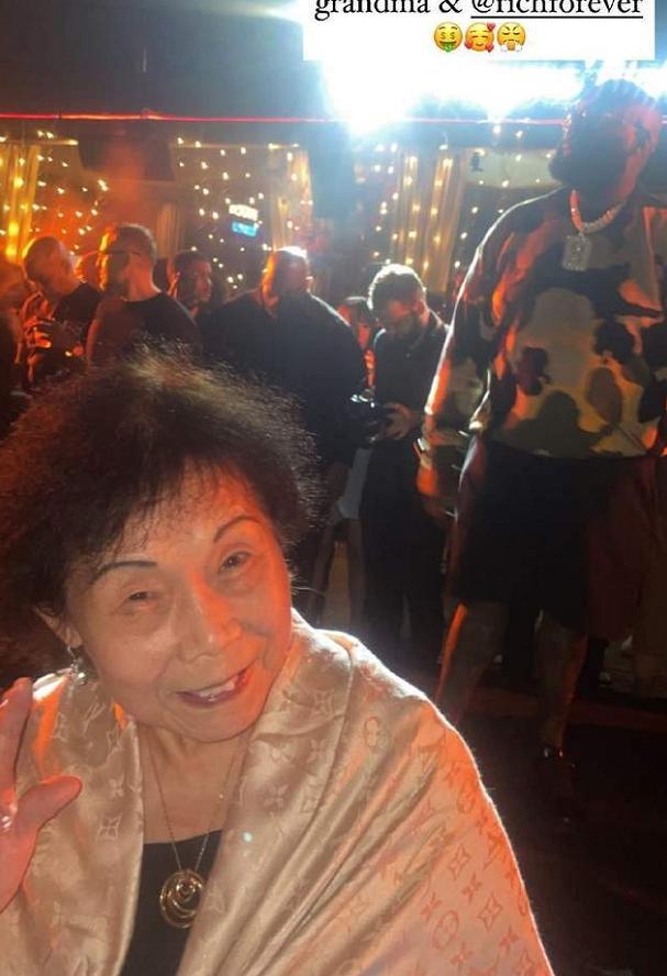 谷爱凌晒与奶奶合照一双绣花鞋,谷爱凌奶奶全集视频