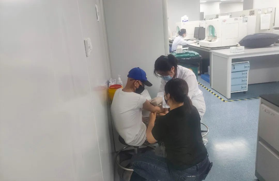 小男孩一天尿不出尿,男童憋得慌尿不出来怎么办