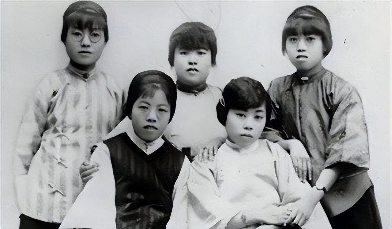 周总理去世前不断望向门口，护士疑问，后来才知他在等妻子*颖超邓**