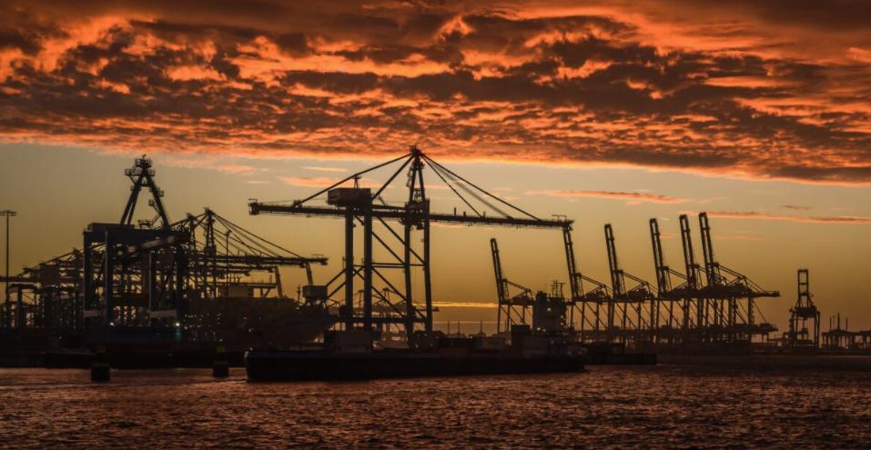 随着从欧洲的进口下降，跨大西洋运费持续下降